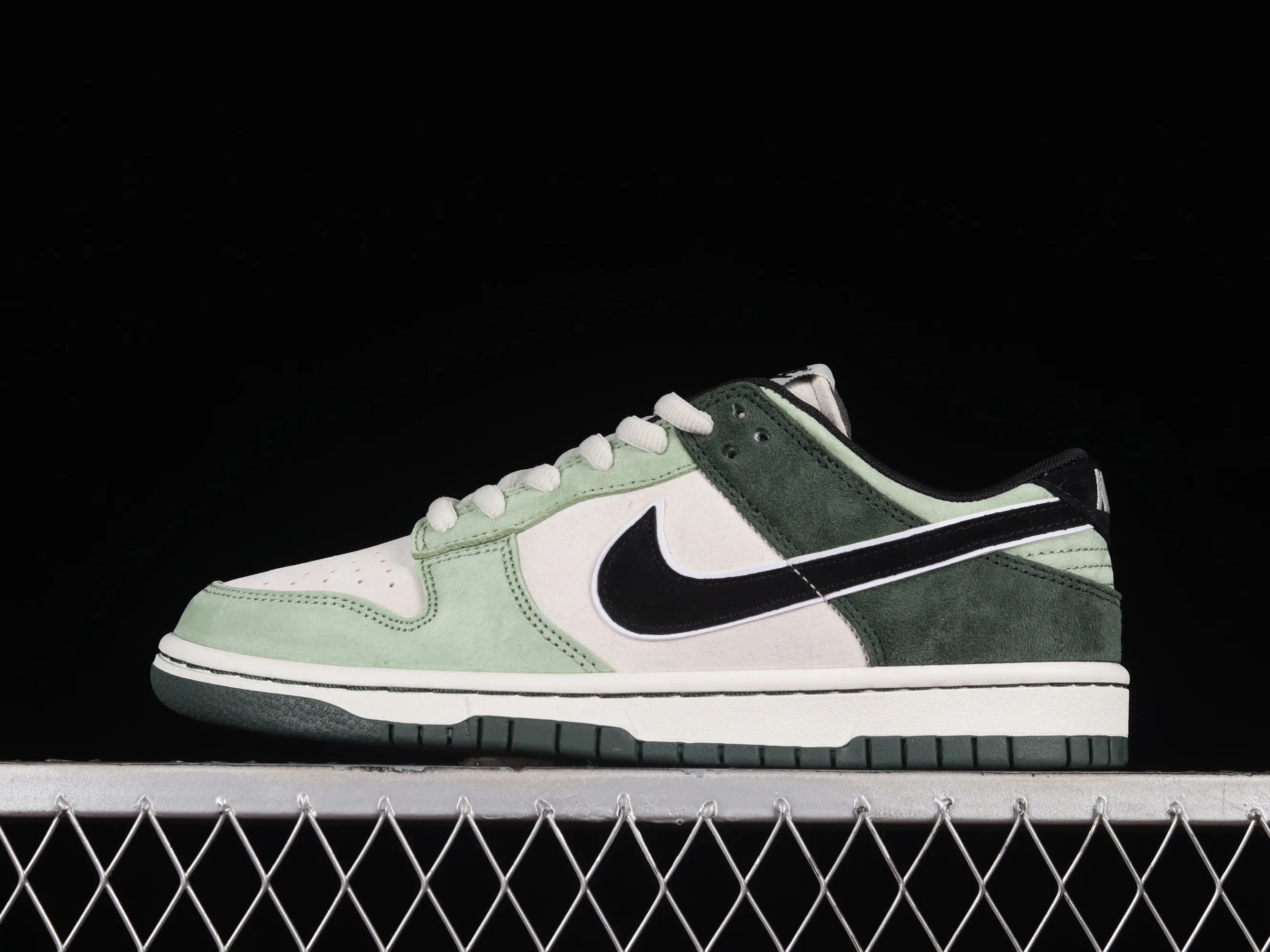 All Categories Nk SB Dunk Series Nk SB Dunk Low Low-top sneakers Otomo Katsuhiro x Nk SB Dunk Low "Steamboy OST" Creative customization collaboration Otomo Katsuhiro joint SB low-top sports and leisure sneakers LF0068-001